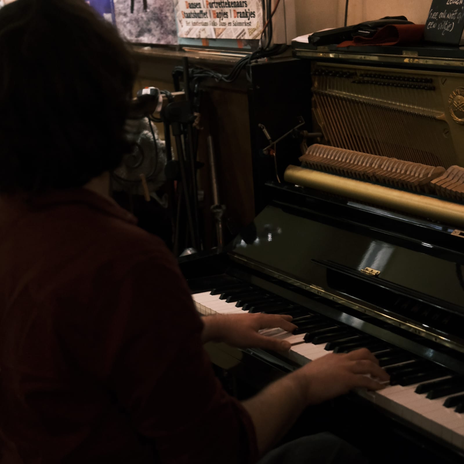 Yankı Saraçoğlu playing upright piano