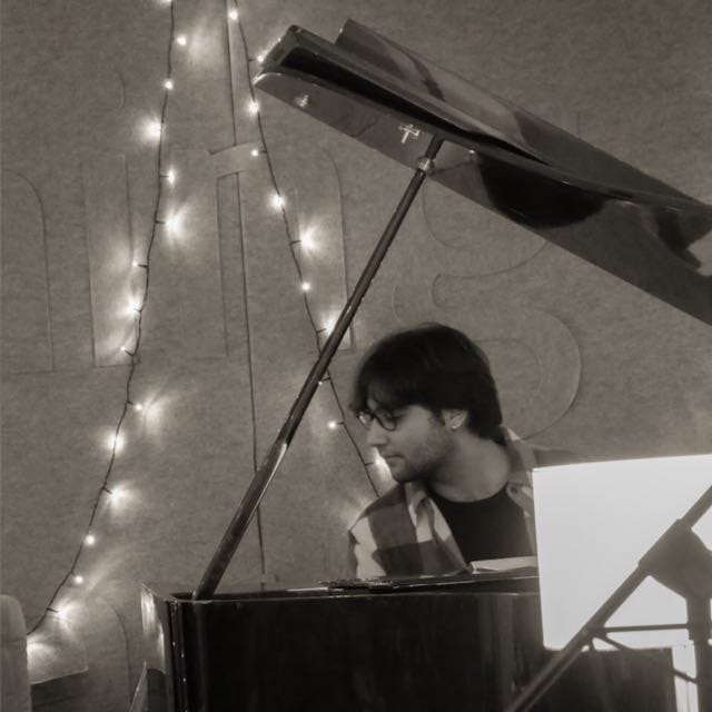 Yankı Saraçoğlu playing piano